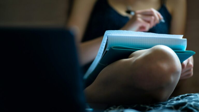 Investment Thesis Writing - 10 Key Tips with 20 Free Topics for MBA Students